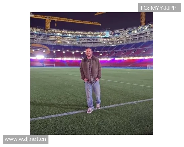 巴萨重返诺坎普进行公开训练球员教练齐聚合影留念展现团队精神 巴萨重返诺坎普进行公开训练球员教练齐聚合影留念展现团队精神