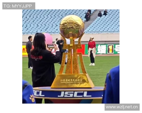 泰州首届苏超夺冠后迅速建设冠军奖杯打卡点吸引众多球迷前来留影